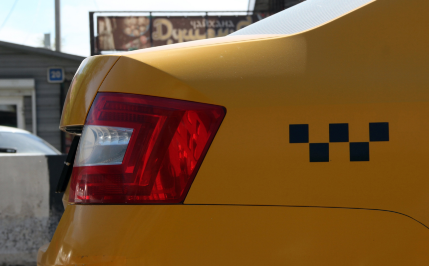 Таксиста оштрафовали на тысячу рублей за грубое нарушение ПДД в Братске