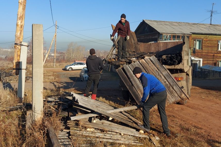Территории от сгоревших домов очистят на улице Осиновской в Заярском до конца октября