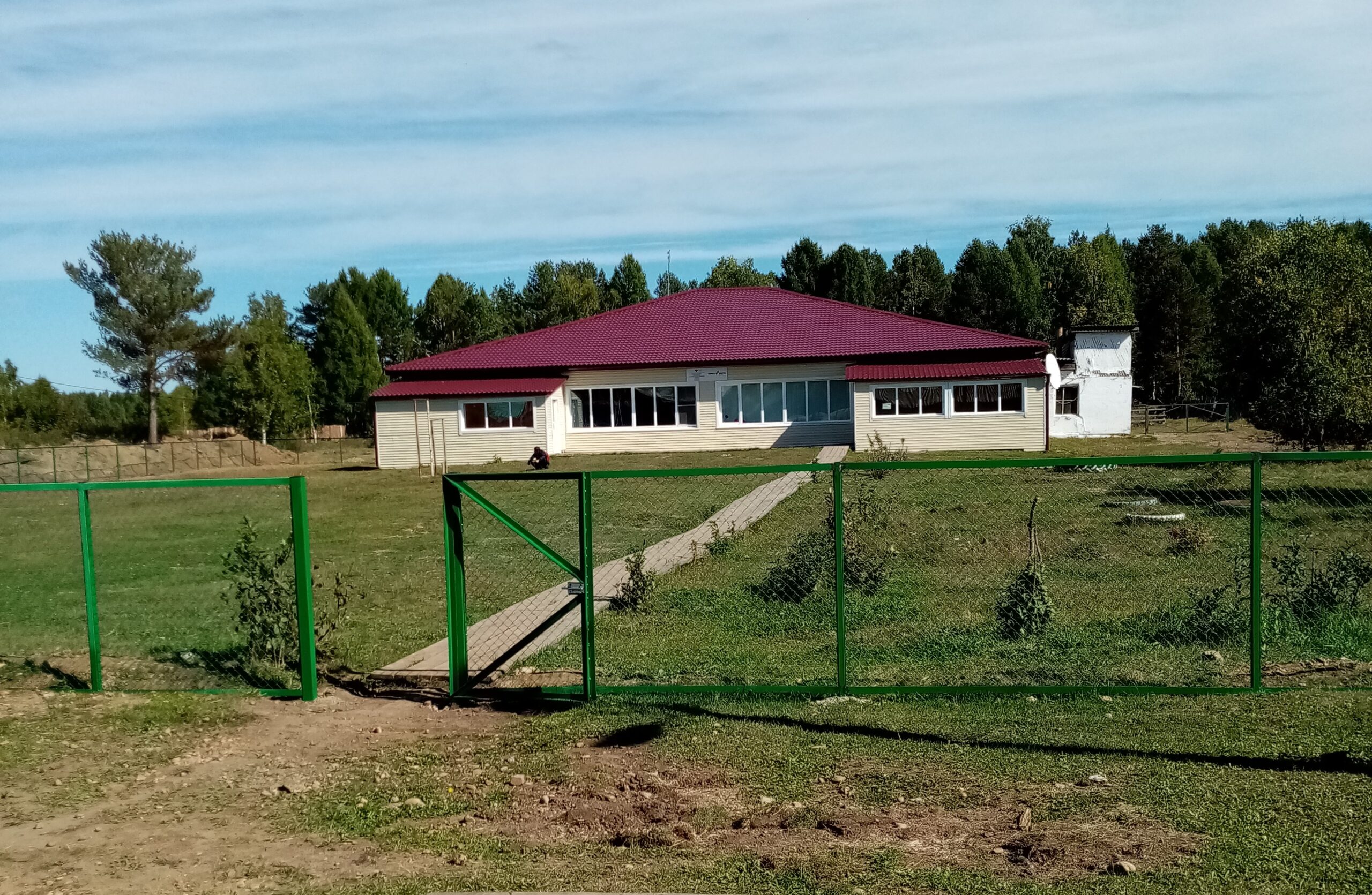 В Братском районе установили ограждения в четырех учреждениях образования