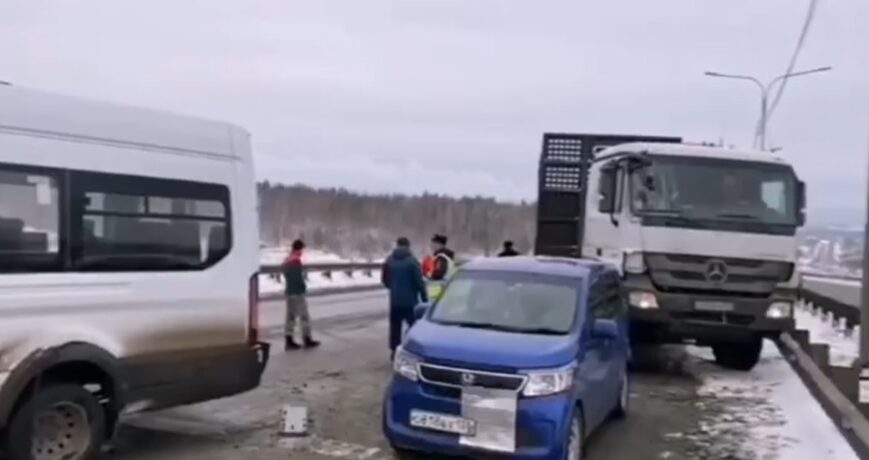 Два пассажира маршрутного автобуса пострадали в ДТП в Братске