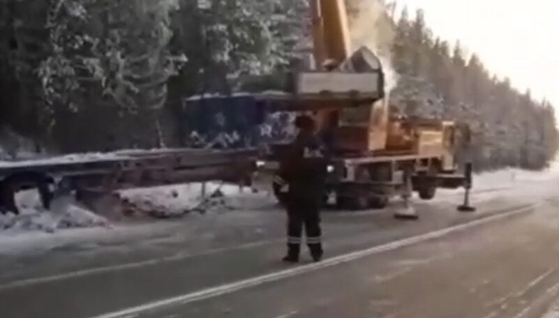 Полицейские Братска помогли дальнобойщику вытащить съехавший в кювет большегруз