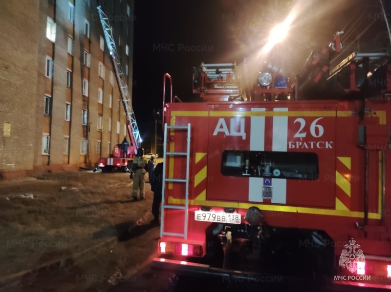 Двое мужчин погибли на пожаре в Братске из-за короткого замыкания