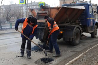 Повреждения дорожного полотна устраняют в Братске