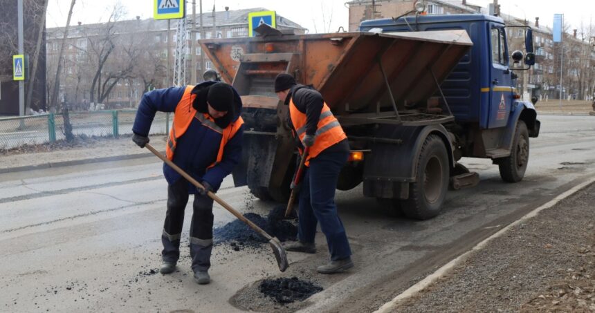 Повреждения дорожного полотна устраняют в Братске