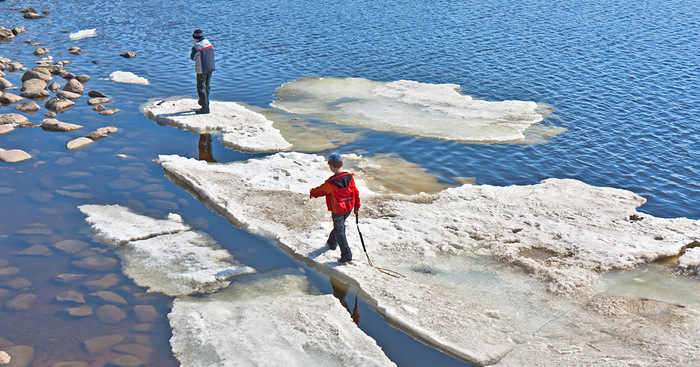 В Братске подростки начали испытывать лед на прочность