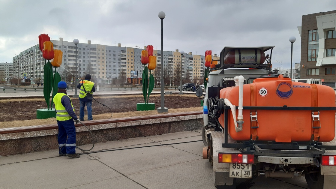 Конструкции «тюльпаны» установили на главной площади Братска