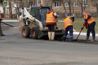 На дорогах Братска продолжают ямочный ремонт