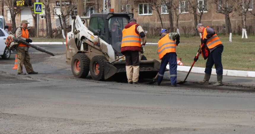 На дорогах Братска продолжают ямочный ремонт