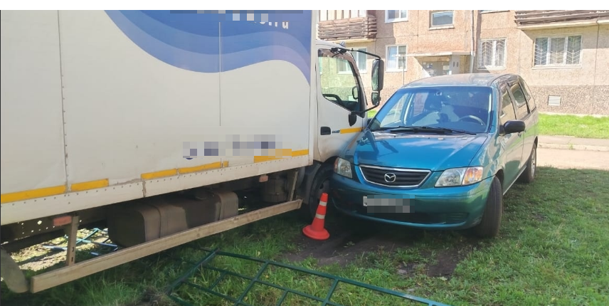 Авария грузовика и автомобиля в жилом районе.