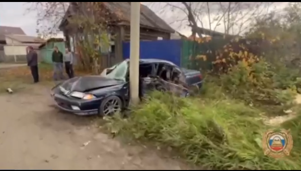 Автомобиль врезался в столб на улице деревни.