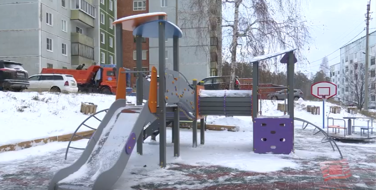 Зимняя детская площадка с горкой