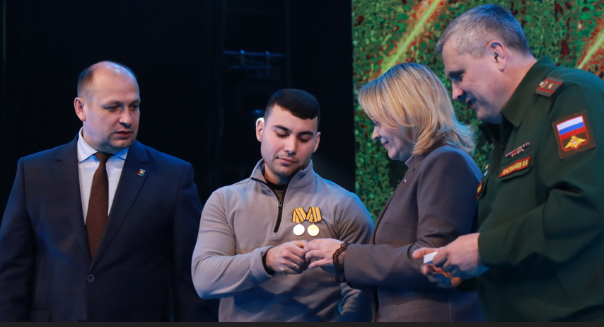 Медаль вручена на церемонии в военной форме.