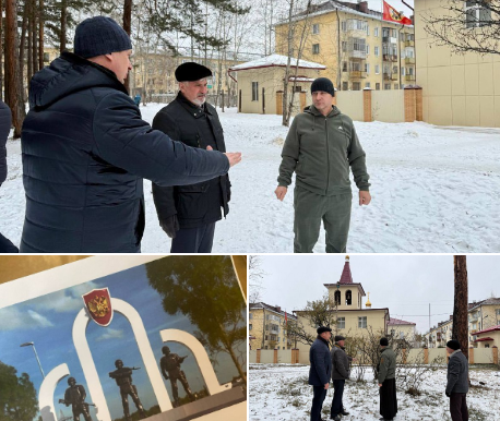 Люди обсуждают план строительства в зимней погоде.