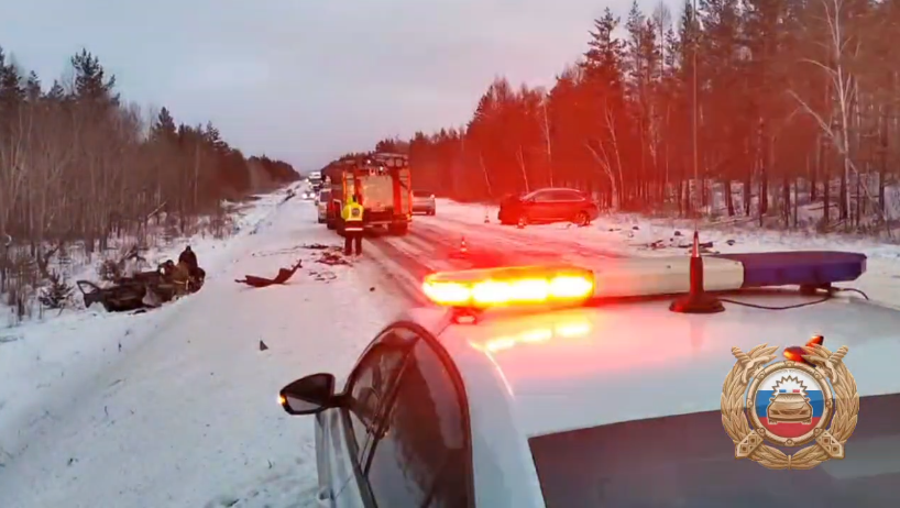 ДТП на зимней дороге с полицией и спасателями.
