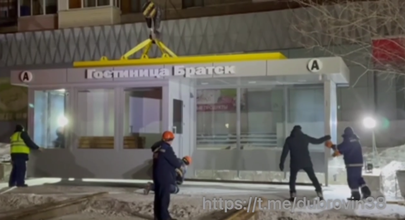 Установка автобусной остановки "Гостиница Братск" ночью.