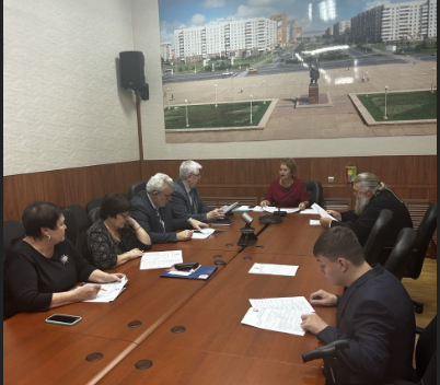 Совещание людей за столом в офисе