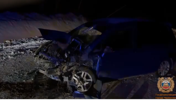 Поврежденный автомобиль после ночной аварии на снегу.