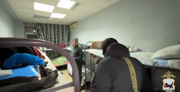 Люди в комнате с двухъярусными кроватями.