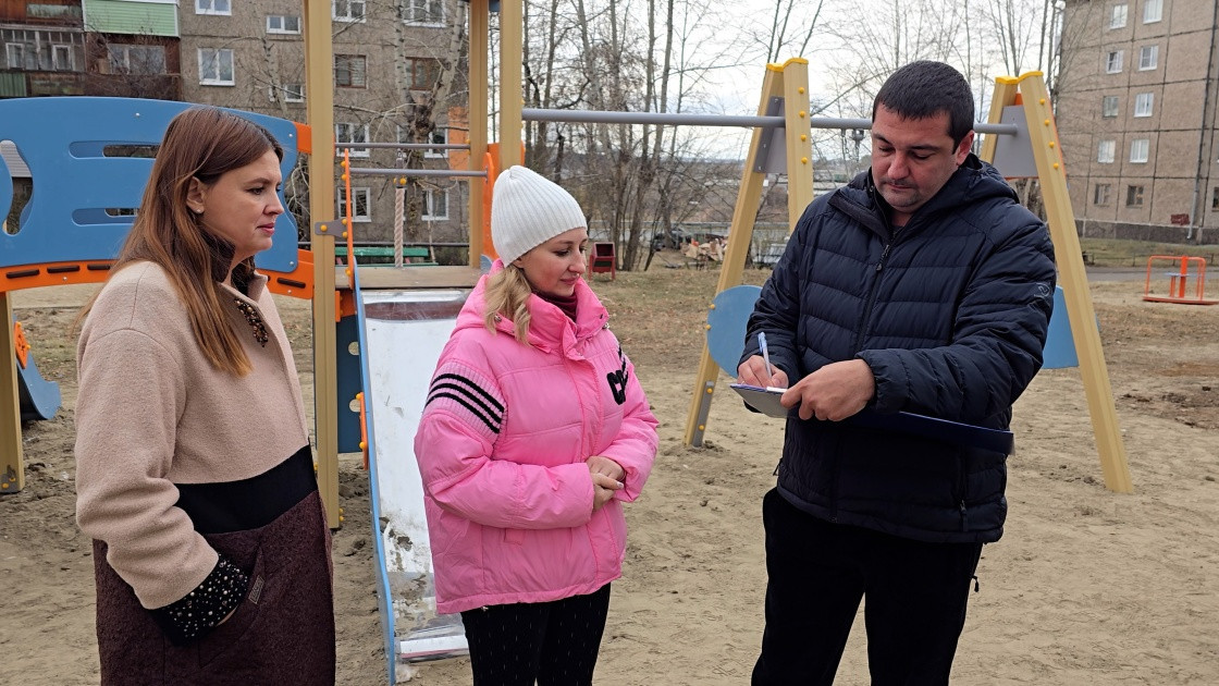 Люди обсуждают в парке, пишут на планшете.