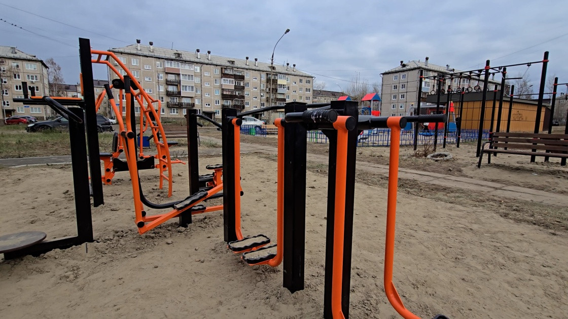 Уличные тренажёры на детской площадке.