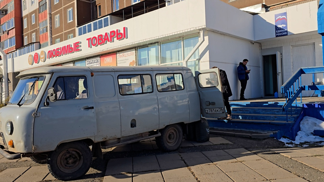 Магазин, микроавтобус и люди на улице