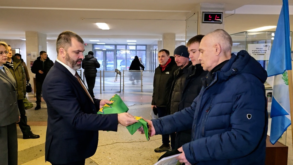 Церемония вручения флагов в здании