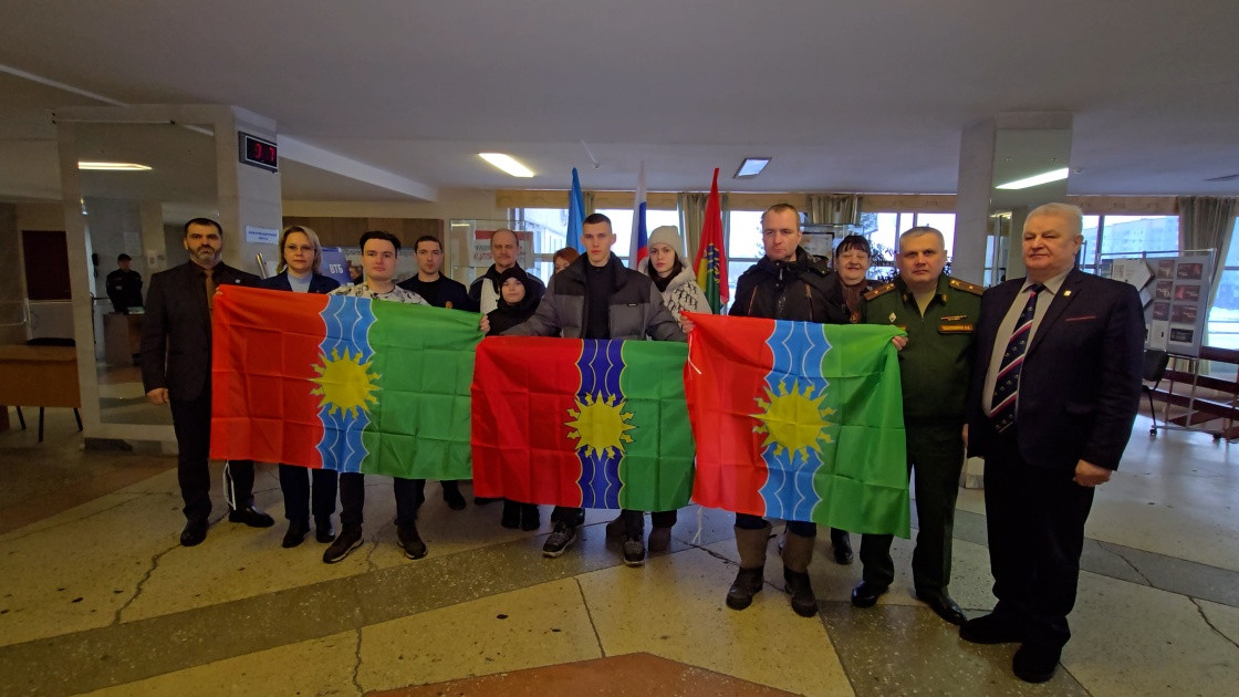 Люди с флагами в помещении