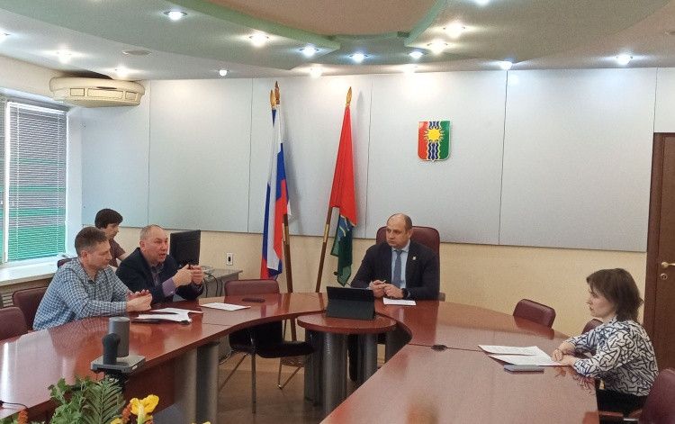 Люди на встрече в конференц-зале