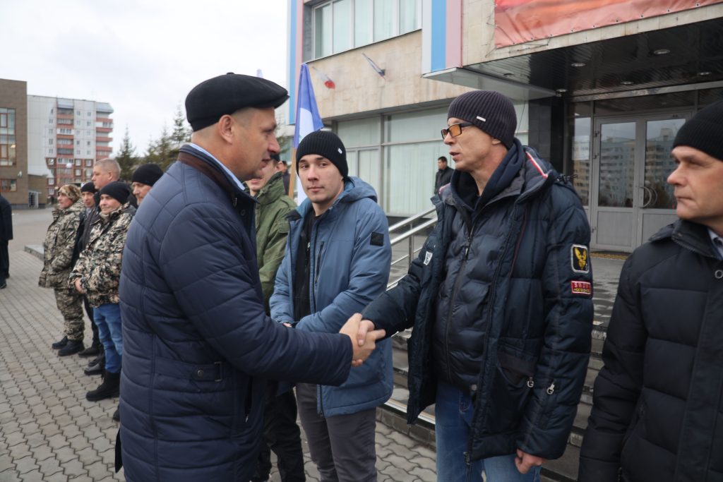 С гордостью за Родину: Братск провожает добровольцев на военную службу