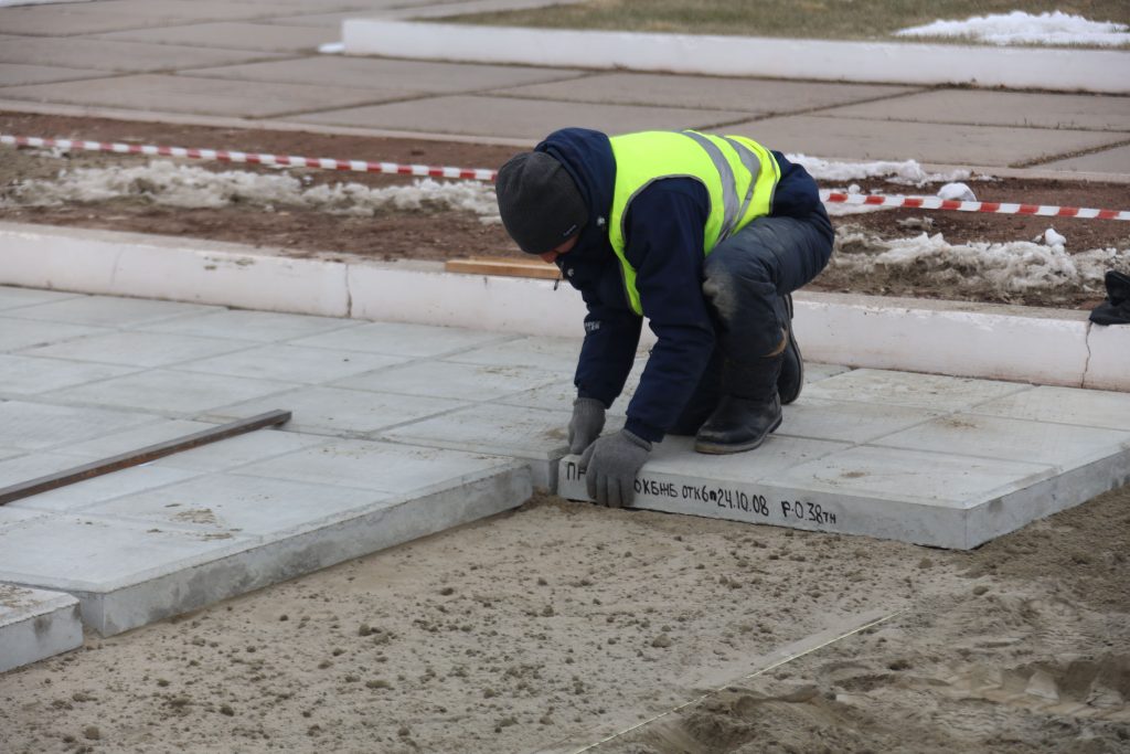 285 кв метров тротуарной плитки заменят на территории Мемориала Славы в Братске