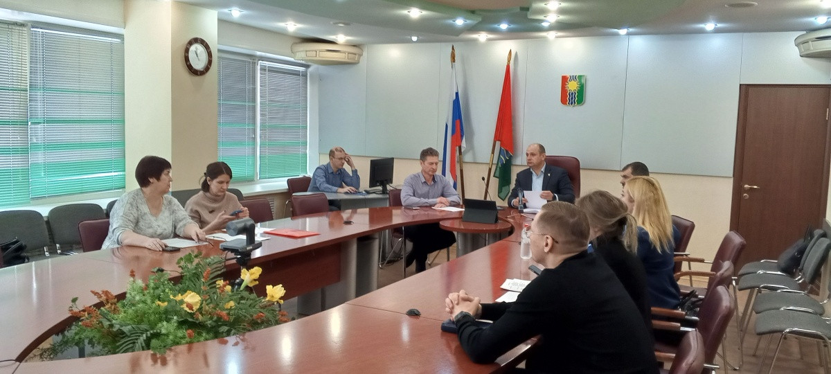 Совещание за круглым столом в офисе