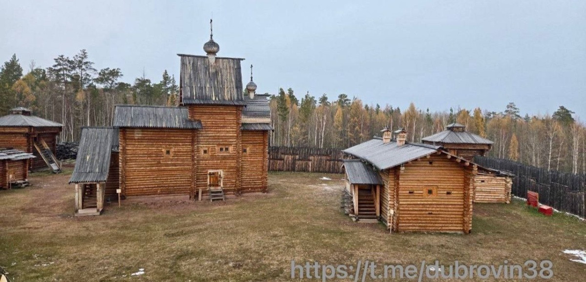 Старинная деревянная церковь в лесу