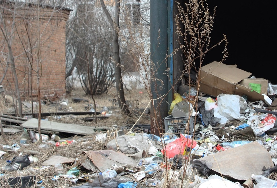 Свалка мусора на улице в заброшенной зоне.
