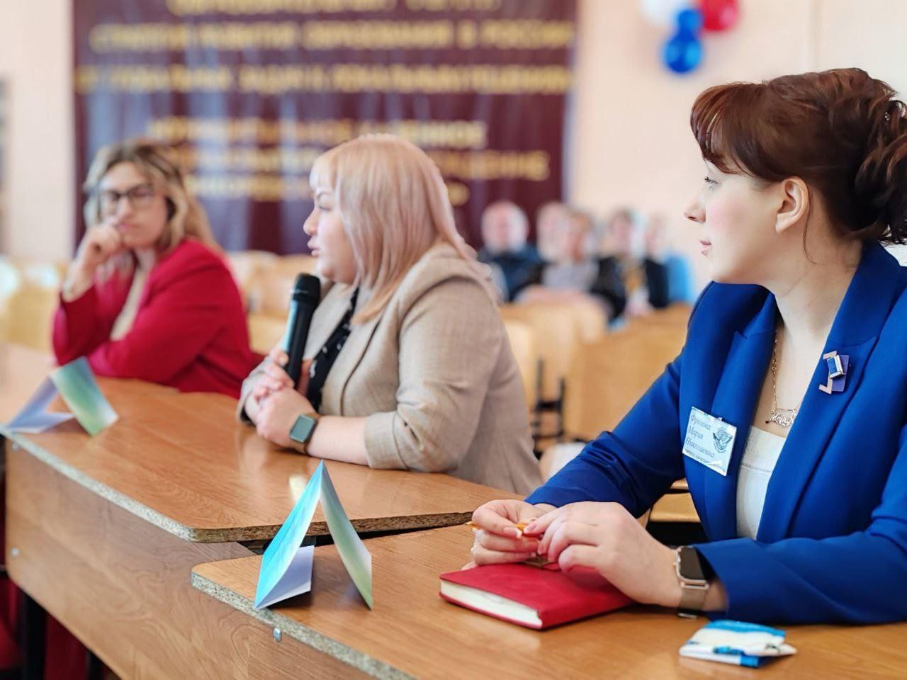 Женщина с микрофоном на конференции