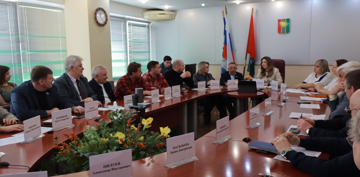 Совещание людей за круглым столом