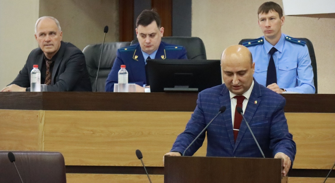 Заседание с выступлением чиновника и аудитории.