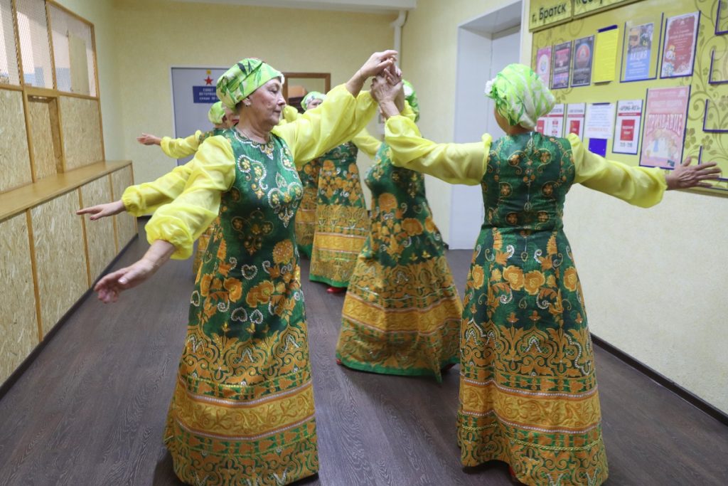 4 ноября в Братске состоялись фестиваль самодеятельных коллективов, праздничные концерты и ярмарка мастеров