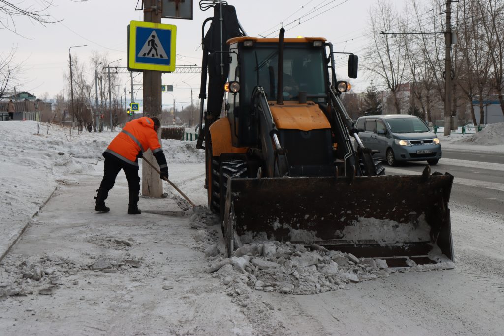 45 единиц спецтехники и 159 рабочих очищают дороги, скверы и площади Братска