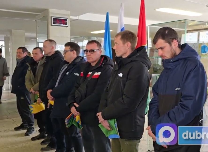 Группа людей с официальными флагами