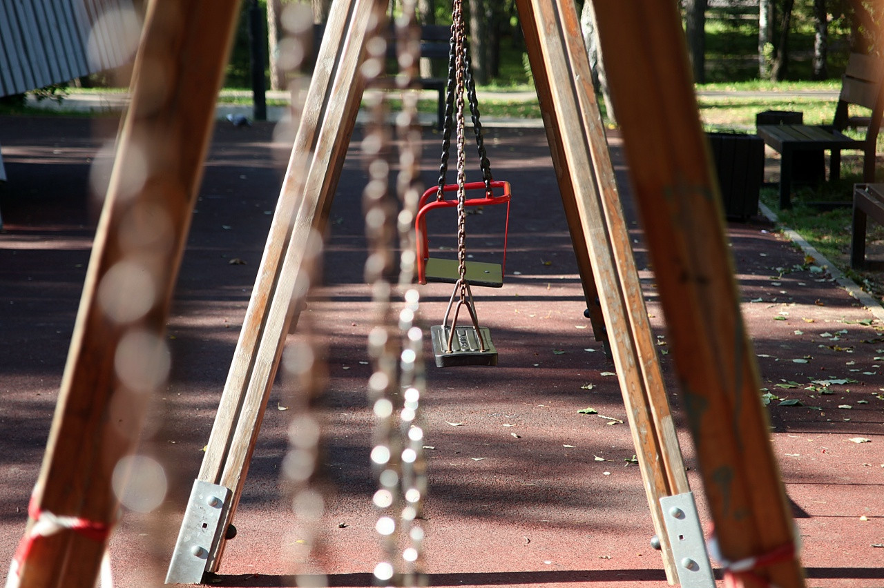Пустые качели на детской площадке в парке
