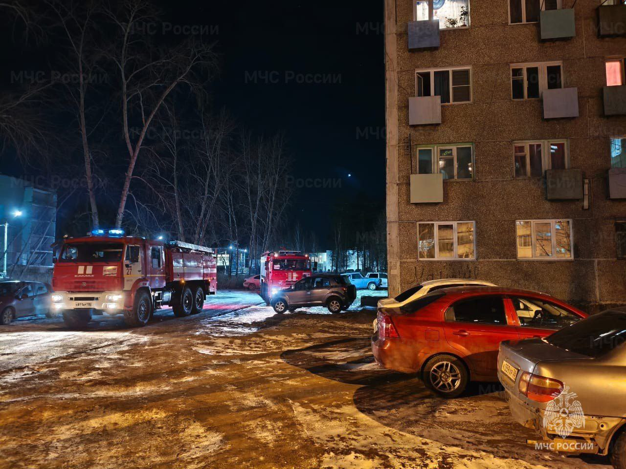 Пожарные машины у дома ночью