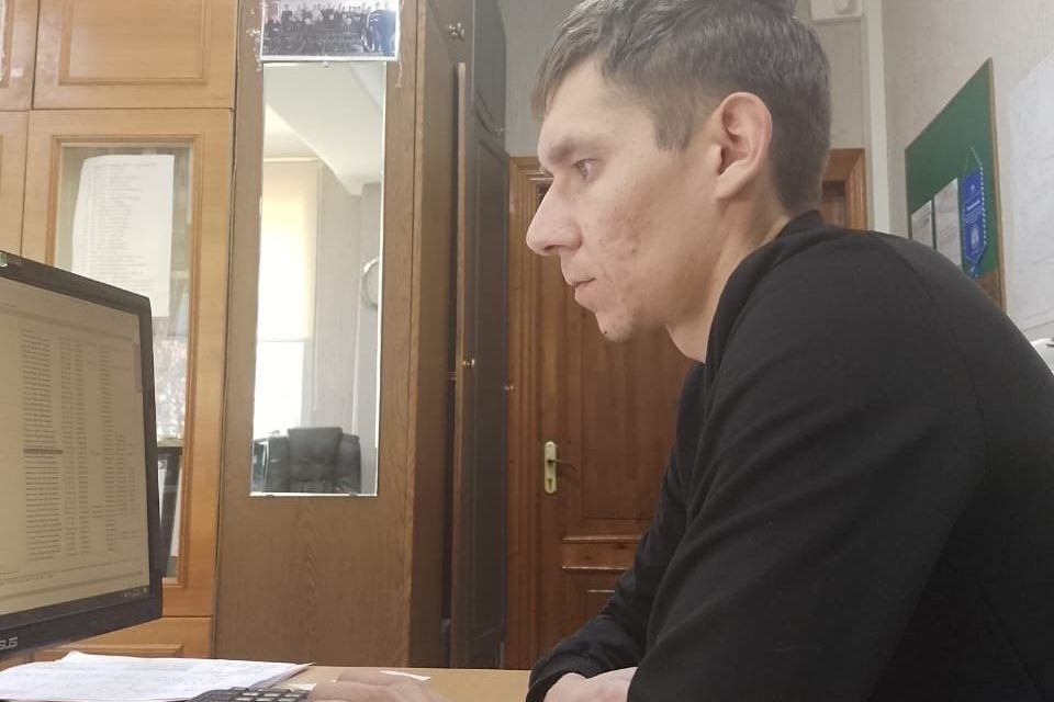 Человек работает за компьютером в офисе