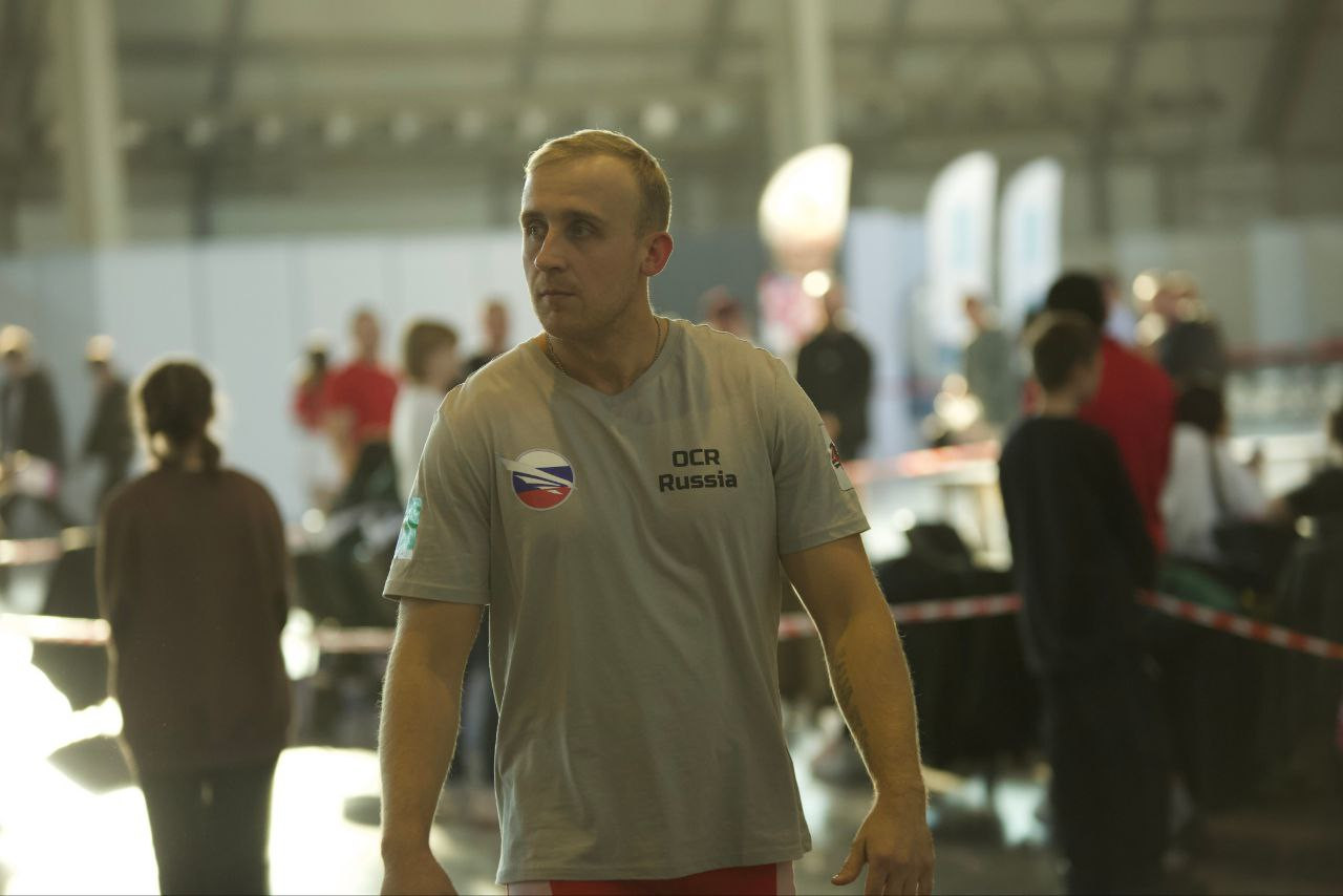 Человек в майке OCR Russia на мероприятии