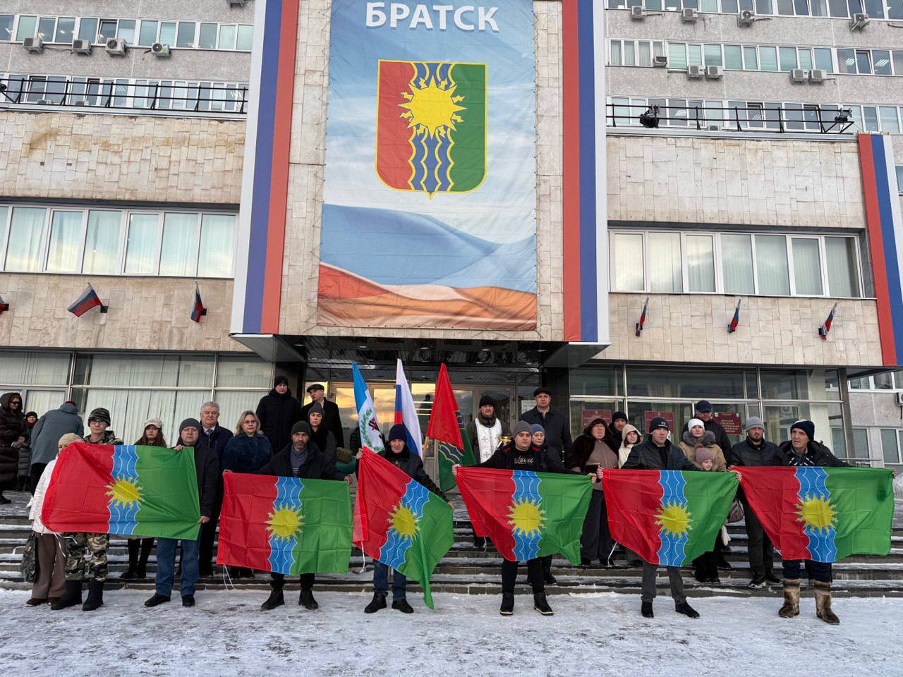 Демонстрация с флагами перед зданием в Братске.