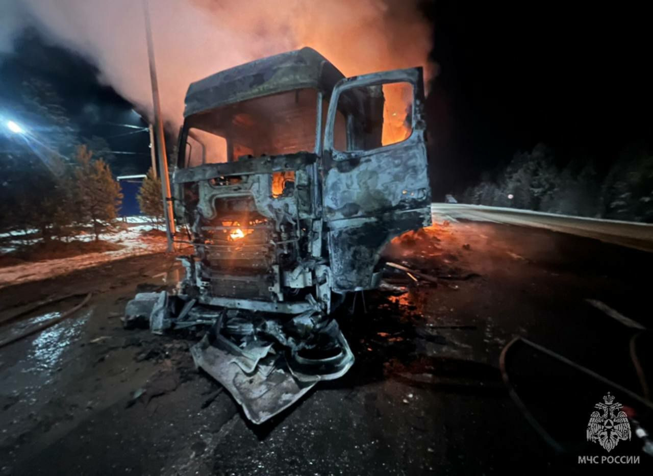 Горящий грузовик ночью на дороге