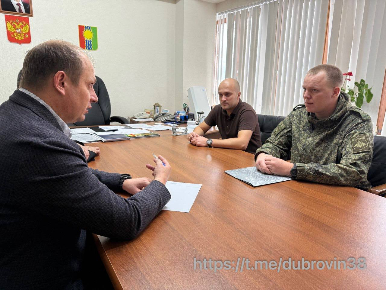 Встреча мужчин за офисным столом, обсуждение документа.