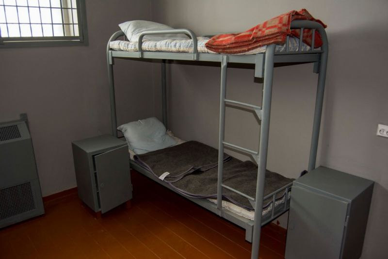 Металлические двухъярусные кровати в комнате.