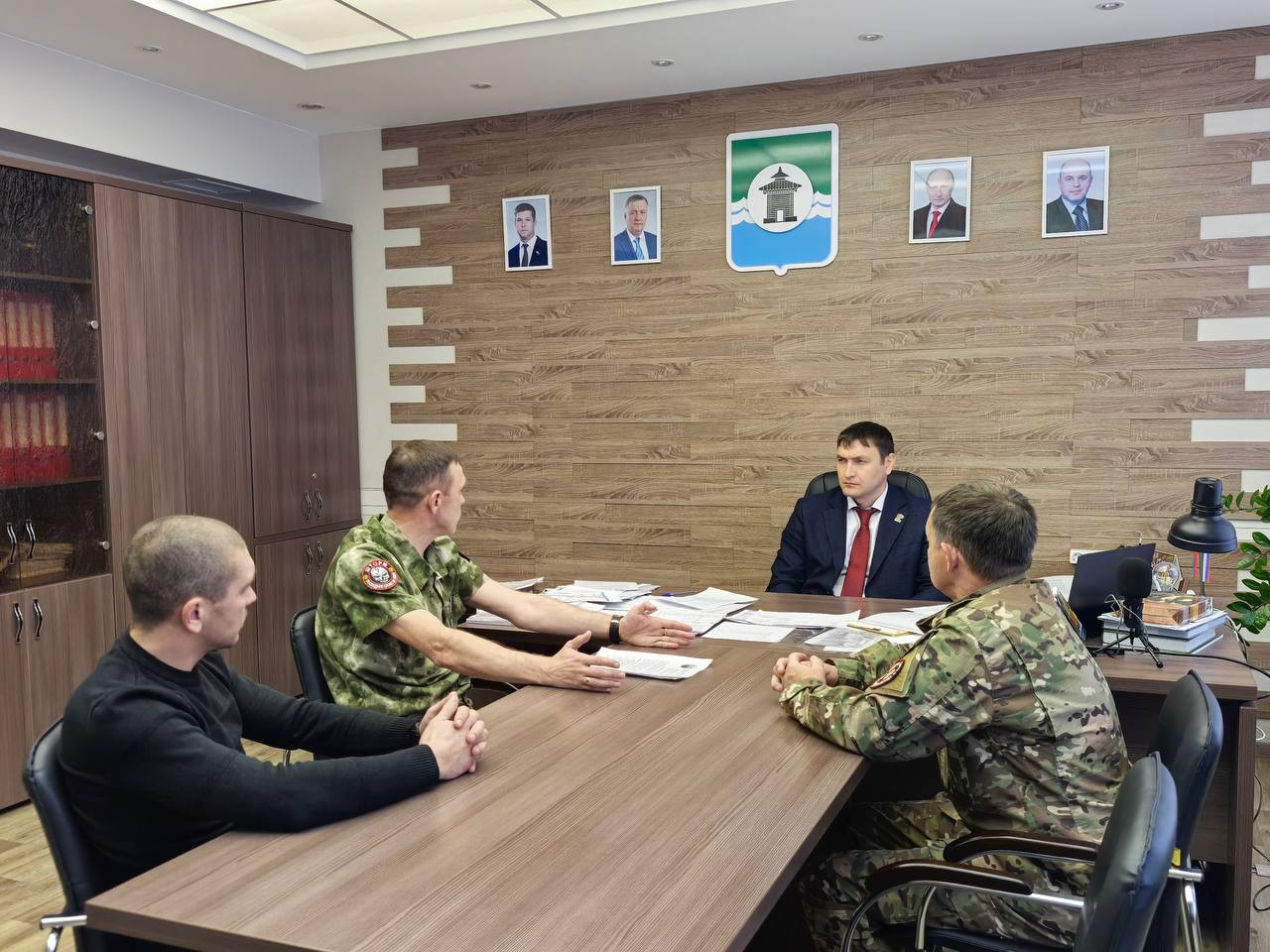 Встреча офицеров с руководителем в офисе