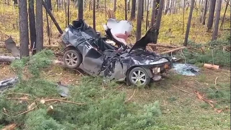 Разбитая машина в лесу после аварии.