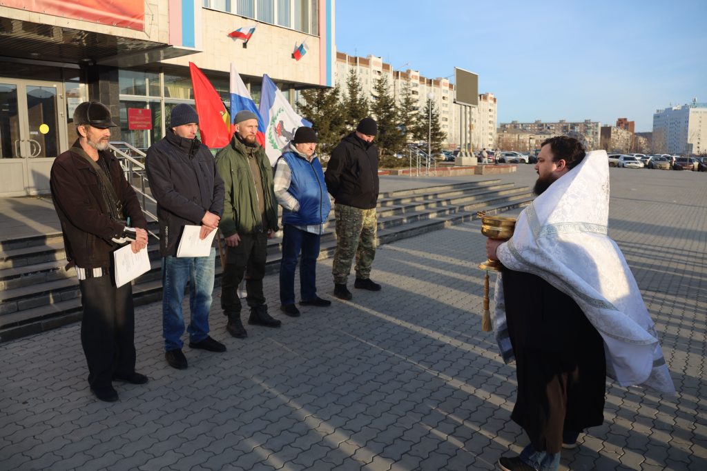 Шестерых добровольцев из Братска торжественно проводили на военную службу